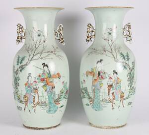 Et par kinesiske prydvaser af porcelæn, dekorerede i farver med figurlige scenerier og kinesiske skrifttegn.