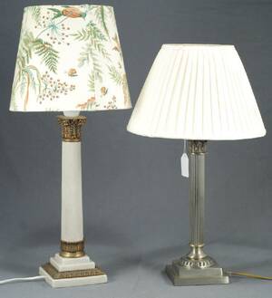 BORDSLAMPA, MÄRKT GC, KOLONNFORMAD, KERAMIK OCH METALL, BORDSLAMPA, KOLLONFORMAD, TENN, hÖ 61 RESP 53 CM