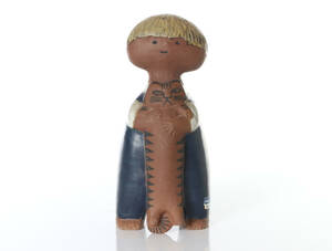 LISA LARSON, FIGURIN