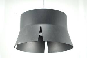 ÅSA LOCKNER DAVID TAYLOR, TAKLAMPA FÖR B SWEDEN, SPLIT 40, SVARTLACKERAD METALL, HÖ 23, DIAM 37 CM