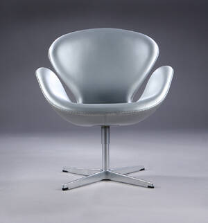 Arne Jacobsen. Lænestol, Svanen med sølvfarvet kunstskind, model 3320 fra år 2005