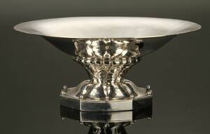Georg Jensen. Kandisskål af hammerslået sterlingsølv, 1925-1933