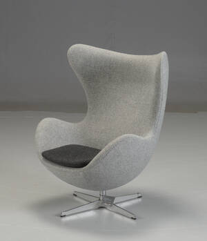 Arne Jacobsen. Lænestol model Ægget, brown label.