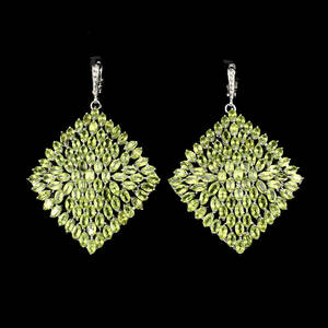 Store øreringe m peridoter. Hvidguldsbelagt sterling sølv. H. 7 cm.2