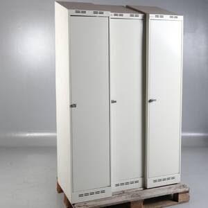 KLÄDSKÅP, 3 sektioner, plåt