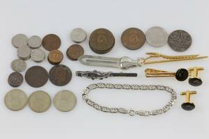 ARMBAND och SLIPSNÅL, silver, samt parti med bl.a. mynt, slipsnålar, manschettknappar
