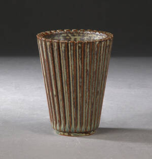 Arne Bang. Konisk vase, rillet korpus, stentøj, nr. 116