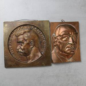 PLAKETTER föreställande Hjalmar Branting Per Albin Hansson, metall