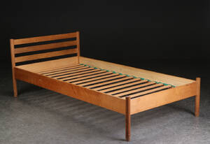 Hans J. Wegner. Seng af eg