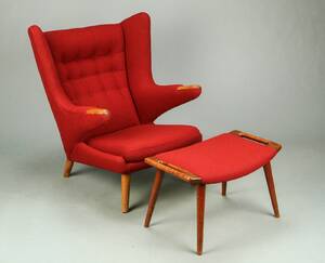Hans J. Wegner. Bamsestolen. Lænestol med tilhørende skammel, model AP-19 2