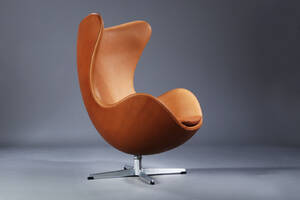 Arne Jacobsen. Ægget, tidlig model 1963. Loungestol med cognacfarvet Vacona anilin læder