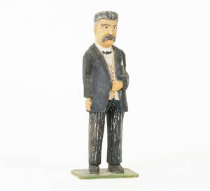 Träskuren figur, daterad 1955
