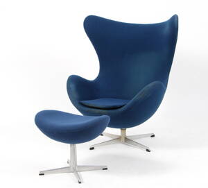 Arne Jacobsen , lænestol ægget med tilhørende skammel, tidlig model. 2