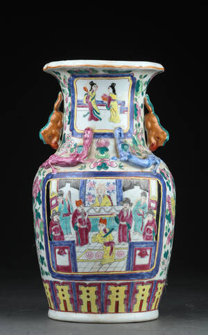 Kinesisk vase af bemalet porcelæn