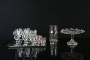 BRICKA med vinglas, 8 st, kanna, punchmuggar, 11 st, samt fat på fot, pressglas