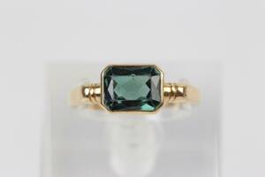 RING med smaragdslipad grönturkosgrön sten, guld, 18 k, ca 4,4 g