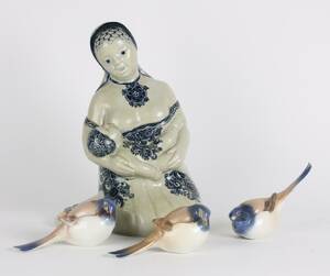 Kgl. P. Mor med barn, figur af porcelæn dessin 1887 samt BG, 3 fugle af porcelæn, dekorerede i farver.