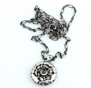 April halssmykke prydet med månesten, Georg Jensen efter 1945