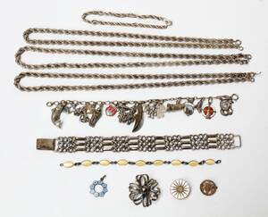 En samling diverse smykker, bl.a. armbånd med charms.11