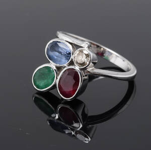 Ring med smaragd, rubin safir og brillant