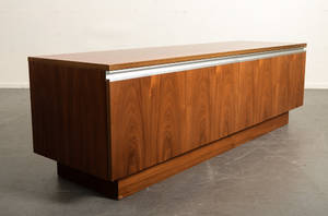 SideboardStereobänk med valnötsfanér