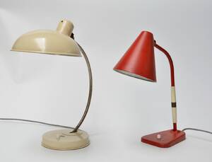 Marianne Brandt, Helion bordlampe samt bordlampe af rødlakerete metal. 2