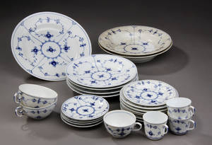 Royal Copenhagen Den kgl. Porcelainsfabrik Musselmalet riflet service 24
