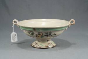 UPSALA EKEBY, SKÅL PÅ FOT MED HÄNKLAR, I PRODUKTION 1923-1930, MÄRKT UE SWEDEN 1627A, GLASERAT LERGODS, HÖJD 14,5 CM DIAM. 29 CM LÄNGD MED HÄNKLAR 34 CM