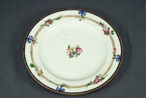 TALLRIK, KINA, QIANLONG, 1736-1795, PORSLIN, DEKOR AV STRÖBLOMMOR I FAMILLE ROSE FÄRGER, DIAM24,5 CM