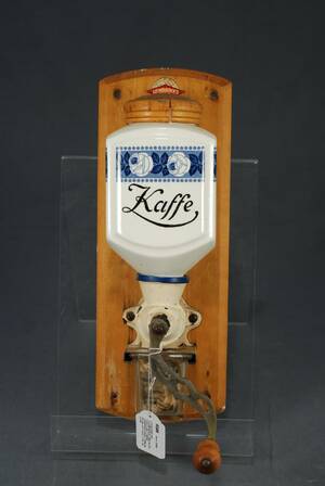 KAFFEKVARN FÖR VÄGGMONTAGE, 1900-TALETS FÖRSTA HÄLFT, MÄRKT LEINBROCK´S IDEAL, PORSLIN, METALL OCH GLAS, TOTAL HÖ 38 CM
