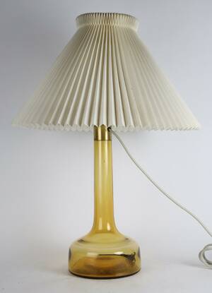 Le Klint bordlampe af gulligt glas