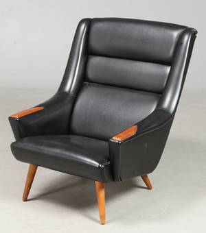 Dansk møbelproducent. Lænestol, retro - betrukket med sort skai.