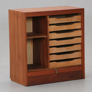 Dansk møbelproducent. Jalousiskab. Teak