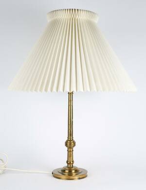 Bordlampe af messing med Le klint skærm