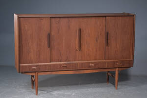 Dansk møbeldesign. Skænk af fineret teak, omkr. 1960erne