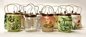 En samling kiksespande af glas og fajance, bl.a. Fyens Glasværk14
