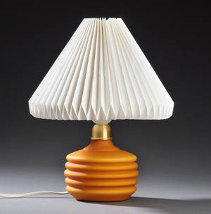 Le Klint. Bordlampe, gul matteret glas.
