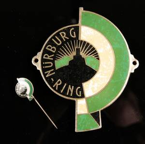 Automobilia. Nürnburg Ring emaljeret plakette samt pin, medio 1900-tallet 2
