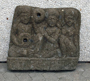 Udhugget sten relief fontæne