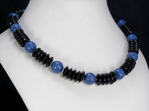 Kette mit Onyx und Koralle, Verschluss aus Silber