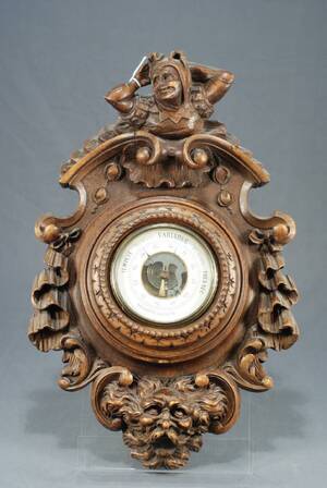 BAROMETER, OMKRING 1900, TRÄSKURET FODRAL I BAROCKSTIL, BAROMETERN MÄRKT, BAROMÉTRE ANÉROIDE, HÖ51 CM, BR34 CM
