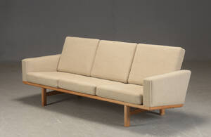 Hans J. Wegner for Getama. Tre-pers. sofa af egetræ, model GE-2363.