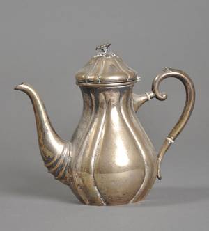 Kaffekande af sølv, rokoko-form. Fra 1938.