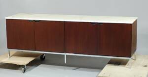 FLORENCE KNOLL, USA 1917-2019, SIDEBOARD, CREDENZA 4 POSITION, FORMGIVEN 1954, LICENSTILLVERKAD FÖR NORDISKA KOMPANIET, DETTA EXEMPLAR FRÅN 1979, MAHOGNY, SKIVA AV MARMOR, FÖRKROMADE KVADRATISKA BEN, HÖ 65, BR 190, DJ 46 CM