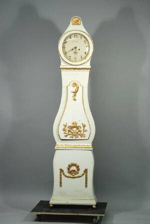 GOLVUR, 1800-TAL, URTAVLAN MÄRKT AAS MORA, VITMÅLAD MED FÖRGYLLD DEKOR, SENARE BEMÅLNING, HÖ 198 CM