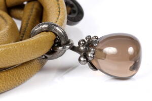 Ole Lynggaard. Filigran Sweet Drop m røgkvartz samt olivenfarvet læderarmbånd. Org. gaveæske.