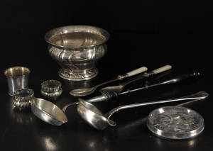 Soppslev, uppläggningsbestick, saltkar m.m. i silver och nysilver 9