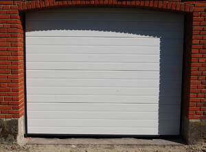 Eldrevet, leddelt garageport med striber. Str. 270x200 cm. 4