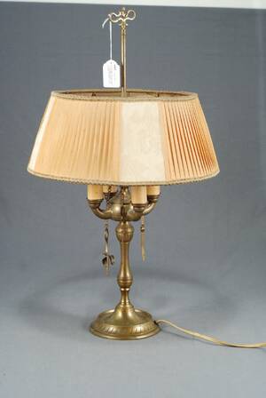 BORDSLAMPA, 1900-TAL, I FORM AV OLJELAMPA, MÄSSING, HÖJ- OCH SÄNKBAR SKÄRM, TOTAL HÖ 66 CM