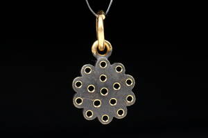 Ole Lynggaard. My Little World Blonde charm i 18 kt sort guld